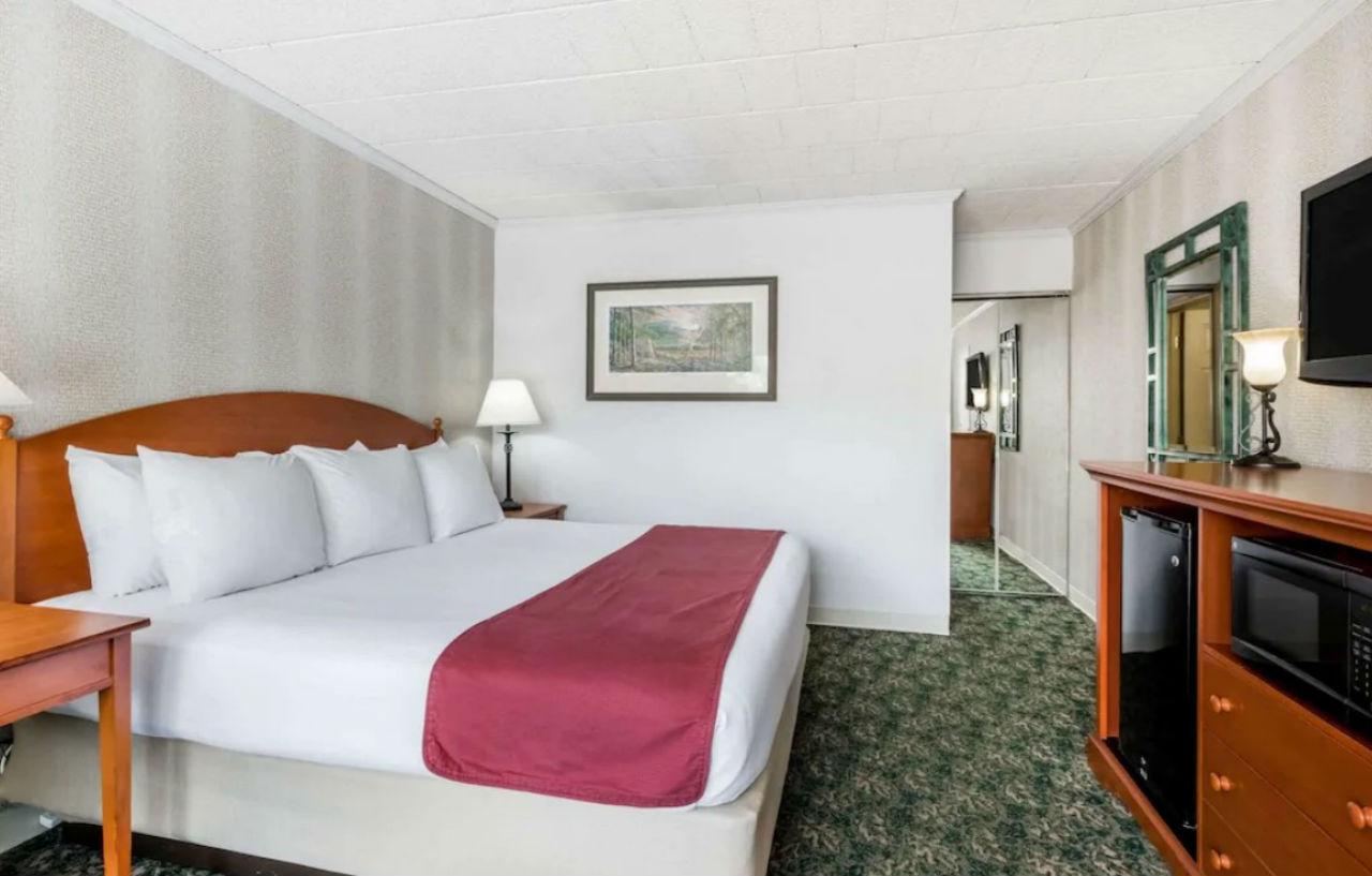 Ramada By Wyndham State College Hotel & Conference Center Exterior photo