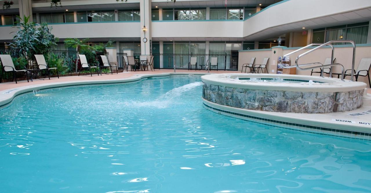 Ramada By Wyndham State College Hotel & Conference Center Exterior photo