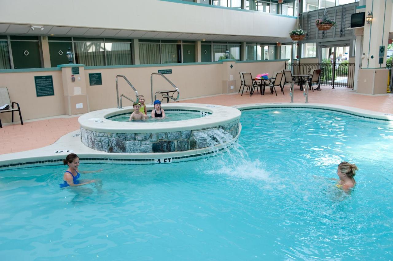 Ramada By Wyndham State College Hotel & Conference Center Exterior photo
